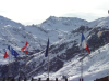 Drapeaux et sommets enneiges