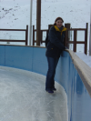 A la patinoire, Alex tient fermement la rembarde