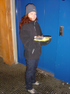 Sophie et sa tartiflette devant l'ascenseur pour aller chez les Bi