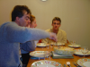 A table, Steph-Pticul fait le service de la tartiflette