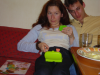 Sophie avec le jeu "petit cochon" et Andrew pres d'elle
