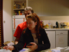 Sophie assise sur les genoux d'Andrew