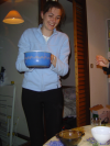 Coralie amene la casserole d'eau chaude pour le the'