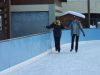 Alex et Coralie se tiennent la main a la patinoire