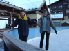 Alex et Coralie se tiennent la main a la patinoire