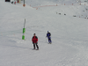 Pticul (avec des patinettes) talonne' par Bi (en ski)