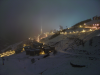 Il neige, la station dans la nuit avec ses eclairages qui creent un brouillard de neige