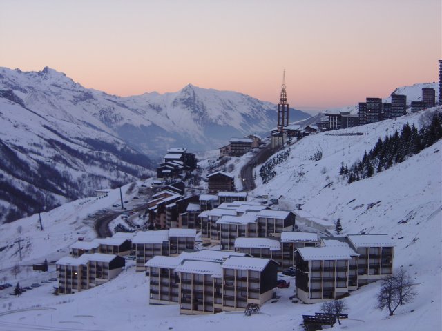 La station au soleil couchant, neige au ton bleute' et ciel rose