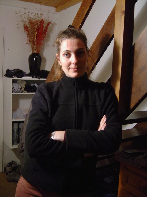 Coralie avec la moitie' du visage eclaire'