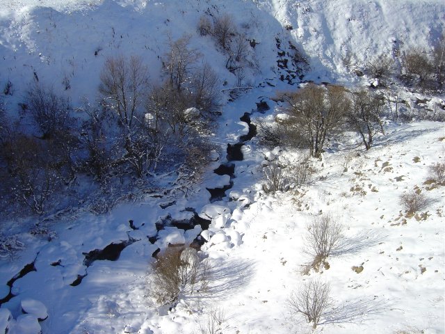 La riviere enneigee dans la vallee
