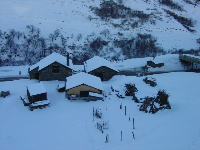 Troupeau de maisons enneigees a la tombee du soir