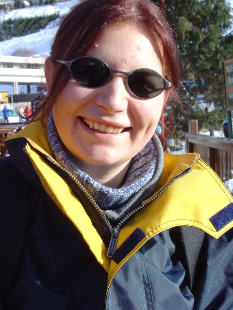 Alex arborant fierement ses nouvelles lunettes de soleil