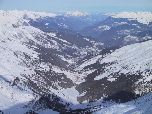 Vue de tout en haut sur la vallee
