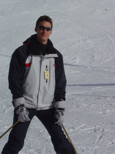 Andrew qui semble en plein chasse-neige
