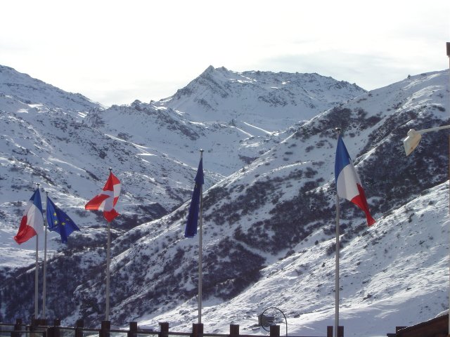 Drapeaux et sommets enneiges