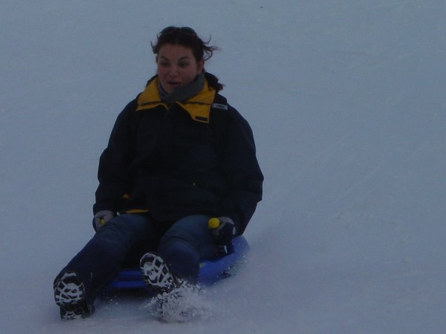 Alex sur la luge fait de la glisse a grande vitesse