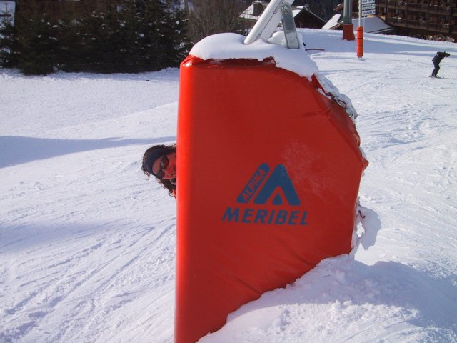 Sophie a Meribel: cache-cache derriere un canon a neige