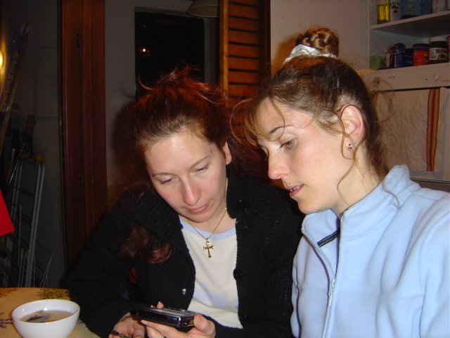 Sophie et Coralie devant un pda
