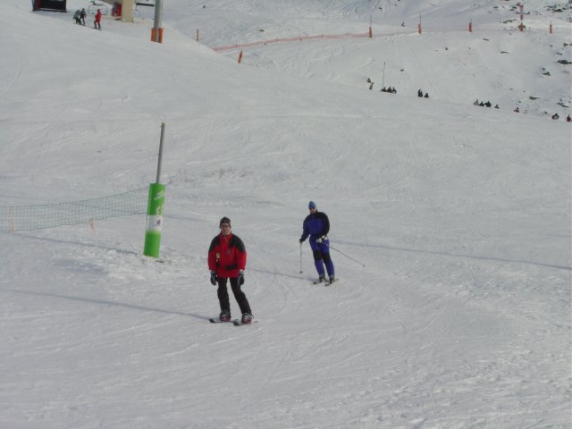 Pticul (avec des patinettes) talonne' par Bi (en ski)