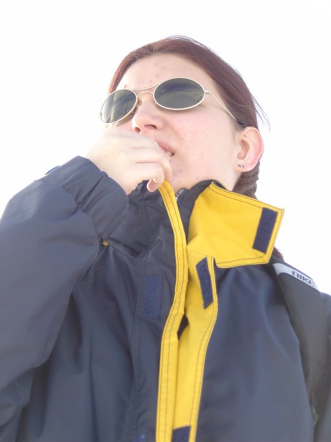 Alexandra qu'on croirait a la proue d'un bateau