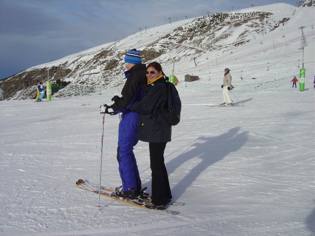 Cocotte sur les skis de Bi, accrochee a Bi