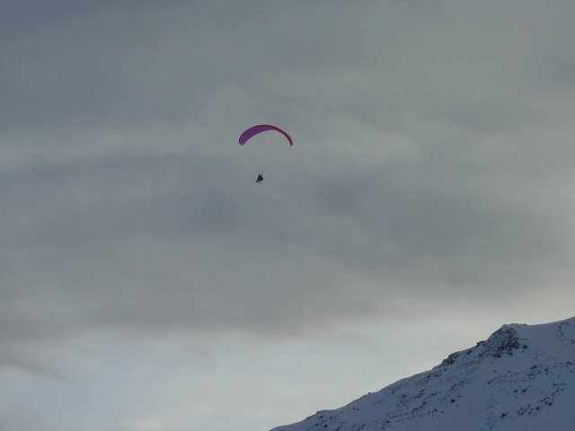Parapente dans le ciel nuageux