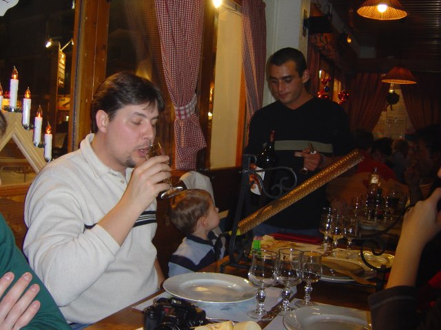 Bi goute le vin les yeux fermes
