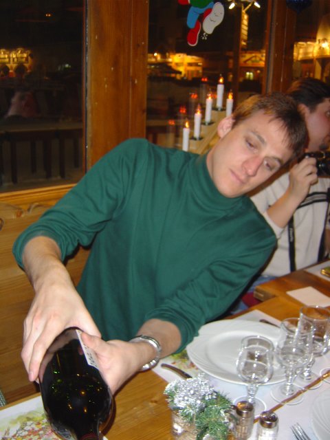 Andrew sert le vin