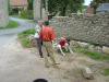 Dans le jardin: Balou, Guy et Coralie assise sur une pierre