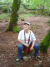 Maman assise dans le bois, Evelyne en arriere-plan