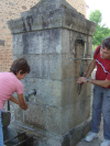 Fontaine: Evelyne se lave les mains et Steph pompe
