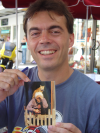 Steph tenant fierement sa carte postale gagnante