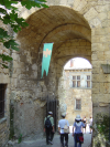 Porte voutee et touristes