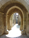 Galerie donnant sur une ruelle ensoleillee