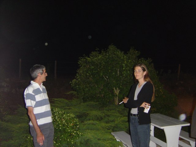 Guy et Coralie fument sur la terrasse