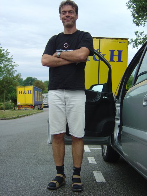 Steph fait l'allemand (voir les chaussettes dans les sandales)