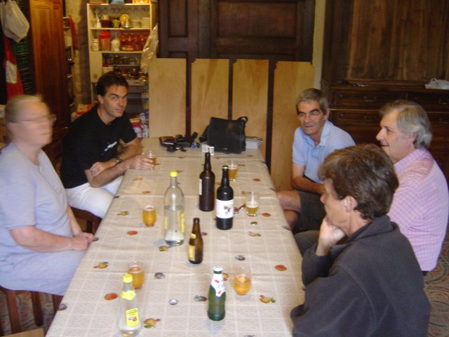 Dans la cuisine: Maman, Steph, Guy, Balou, Evelyne