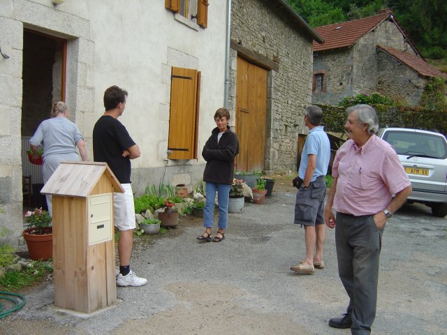 Devant la maison: Maman, Steph, Evelyne, Guy et Balou