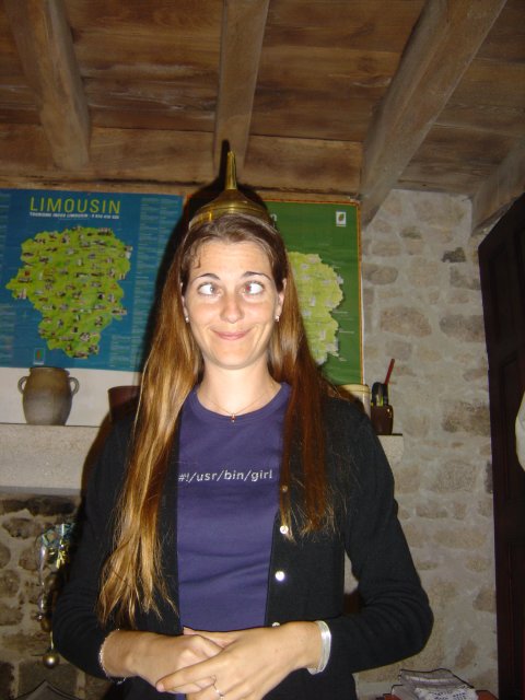 Coralie avec un chapeau de fou