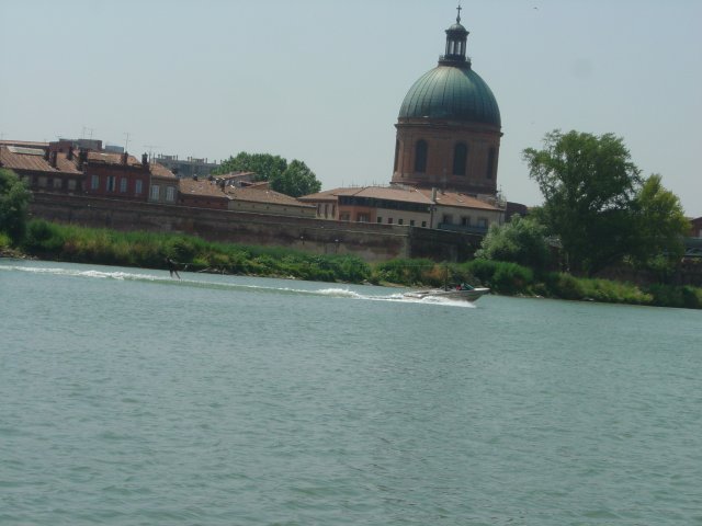 Skieur nautique devant l'hopital de la Grave