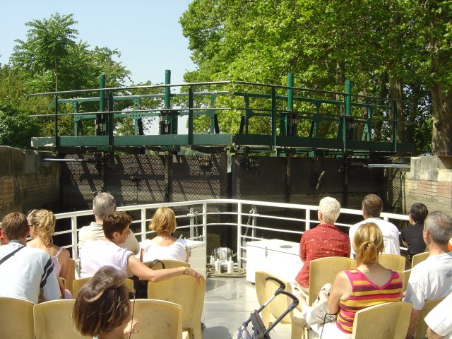 Le niveau d'eau descend dans l'ecluse