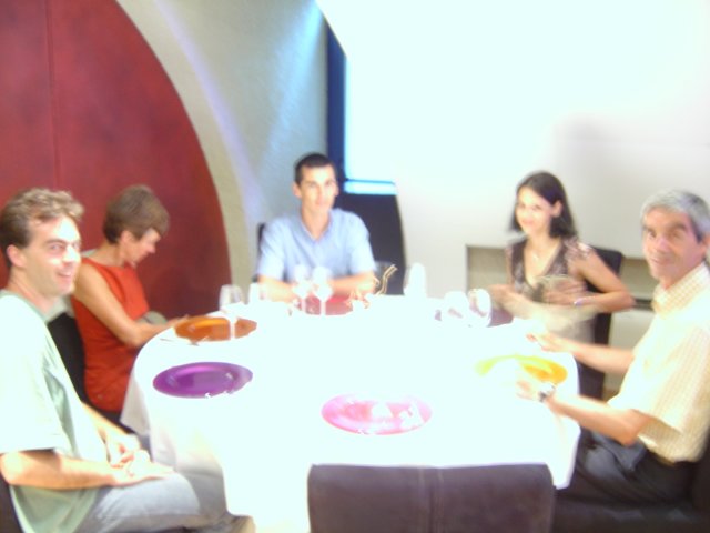 Au restaurant "Les Saveurs d'Ingres", flous et surexposes; Steph, Evelyne, Nicolas, Alex et Guy