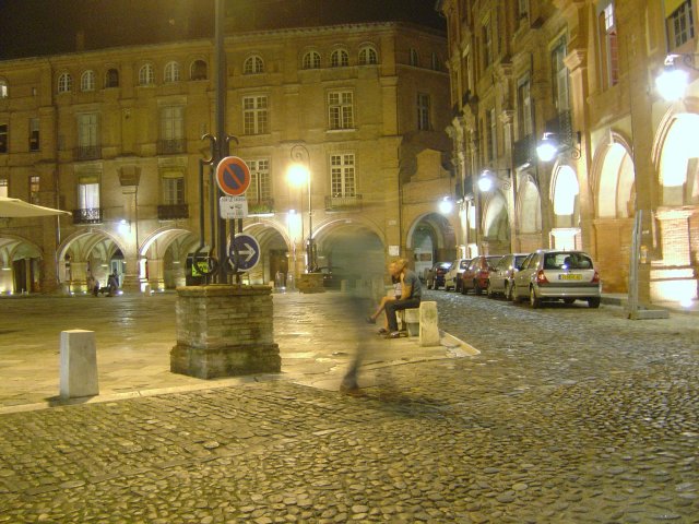 Place Nationale: l'ombre dont on ne reconnait que la chaussure droite, c'est Steph