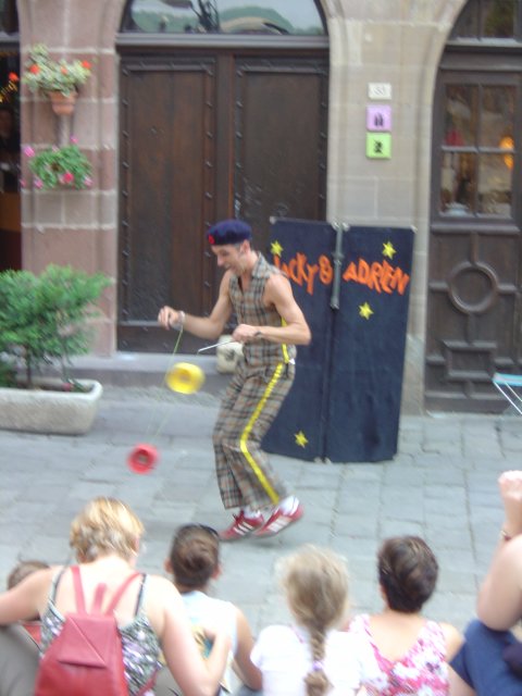Spectacle de rue: Jacky et Adrien, jongleurs