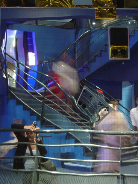 Reflection dans une reconstitution de satellite --mirror project