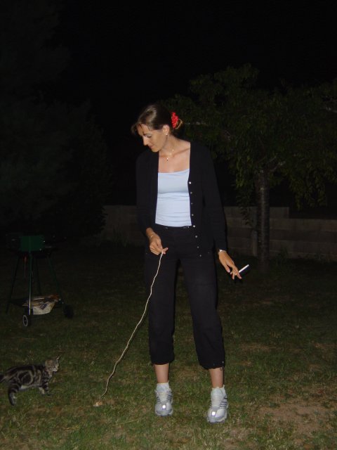 Coralie joue avec le chat Bubulle