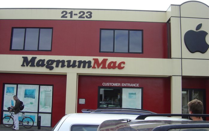 Second and successful attempt at taking care of having Precious repaired: Magnum Mac in Christchurch (at which point I was computerless for the remainder of the stay and quite unhappy about it)