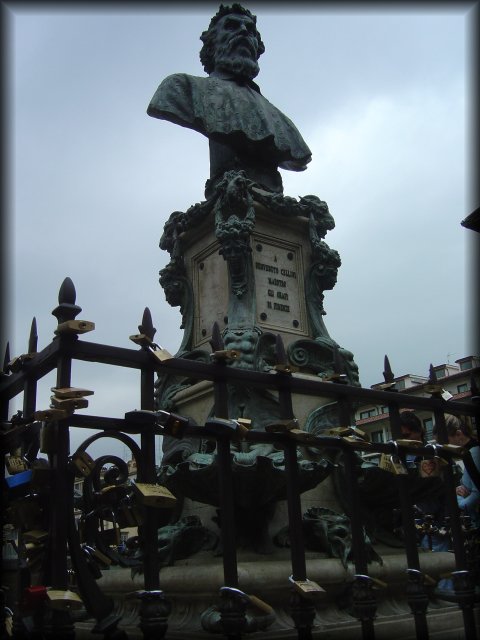 Bust of Benvenuto Cellini on the Ponte Vecchio, loads of padlocks, Firenze