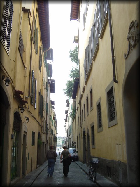 Mason and ericP walking down a narrow street, Firenze