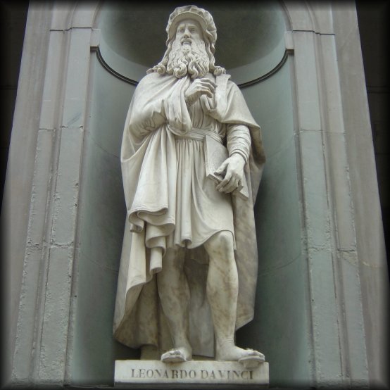 Statue of Leonardo DaVinci at the Galeria degli Uffizi, Firenze